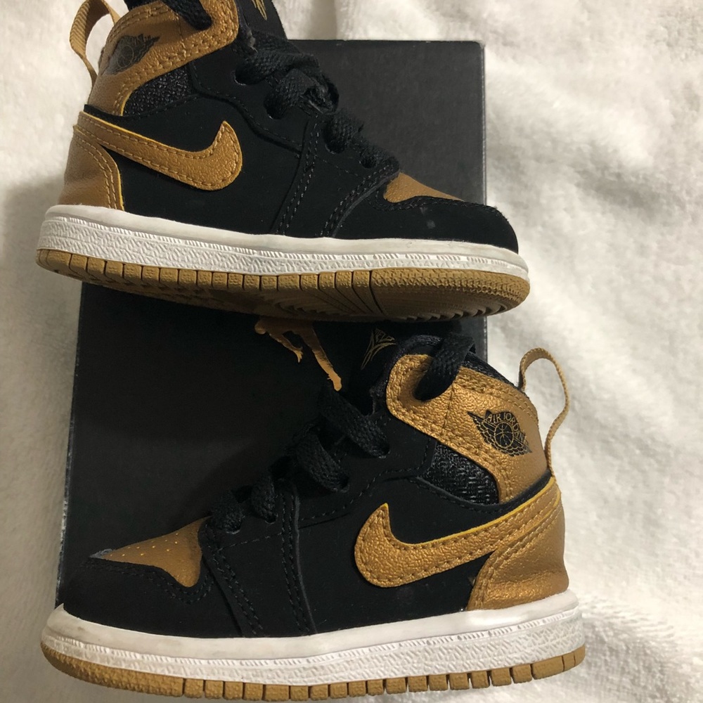 Toddler jordon black and gold 4c